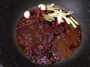 加入姜丝，大蒜，葱白，八角，桂皮，香叶，干辣椒和花椒翻炒均匀