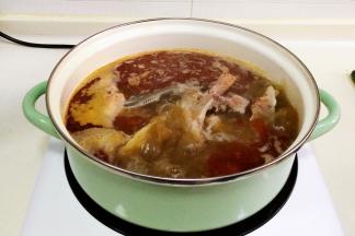 待汤煮开后，先下鱼头煮1分钟。