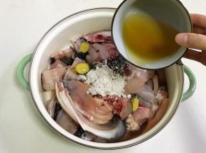 往鱼片中加入腌鱼料包，加入姜片和料酒，用手抓匀，腌制10分钟左右。