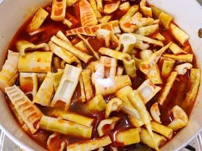 加入盐调味，中小火炖30分钟左右就可以