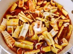 加入盐调味，中小火炖30分钟左右就可以