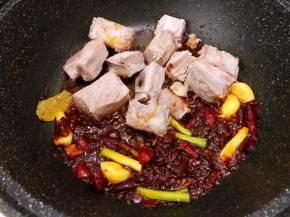 加入焯好水的排骨翻炒两分钟