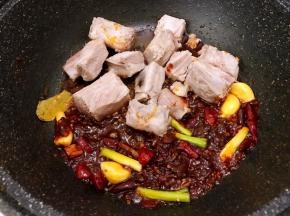 加入焯好水的排骨翻炒两分钟