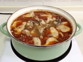然后加入鱼排煮0.5分钟后，再加入鱼片继续煮1-2分钟。