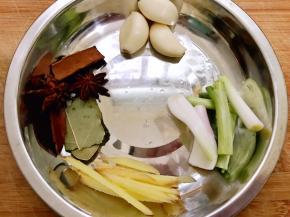 葱白切段，姜片切丝，大蒜粒，八角，桂皮，香叶准备好，能吃辣的可以加点干辣椒和干花椒