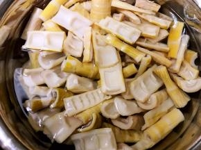 竹笋提前泡发好后切段