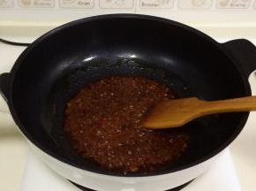食用油烧煮六七成热，倒入调料包翻炒片刻。