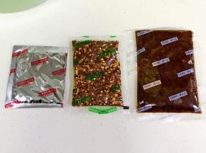 水煮鱼的材料包里面分别是腌鱼料包20克（淀粉、食用盐、味精、白胡椒），调料包160克（包含植物油、豆瓣酱、腌渍萝卜、食用油、辣椒、姜、蒜、黄酒、味精、白砂糖、鸡精调味料、香辛料等），干料包30克（辣椒、花椒、芝麻）。