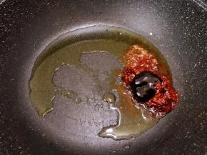 加入郫县豆瓣酱和海鲜酱开小火翻炒均匀