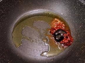 加入郫县豆瓣酱和海鲜酱开小火翻炒均匀