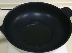 往炒锅内加入150克烧至八成熟。