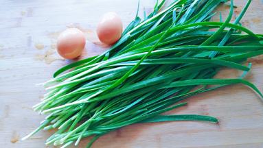 准备韭菜鸡蛋。