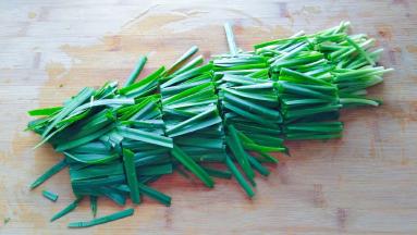 韭菜摘洗干净，切成段。