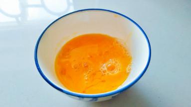 鸡蛋打入碗中，打散。