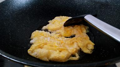 锅中放油倒入蛋液进行煸炒成块，然后盛出备用。