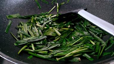 炒至韭菜，稍微的变软