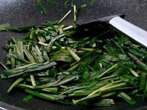 炒至韭菜，稍微的变软