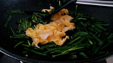 倒入鸡蛋块拌匀。