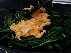 倒入鸡蛋块拌匀。