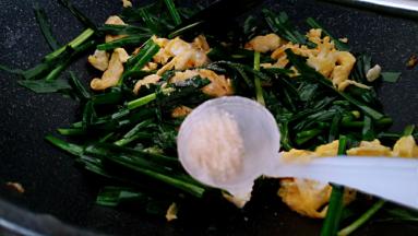 加入鸡精，拌匀即可出锅。