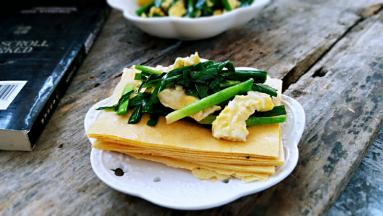 妈妈烙的山东煎饼卷着吃，最美！