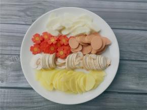 将各种配菜洗净切好如图。