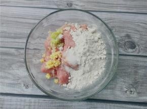 将瘦肉切片，加入适量温开水、红薯淀粉、葱碎、姜末、盐拌匀。