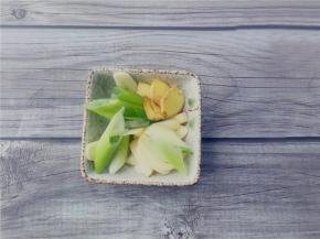 将葱头切段，大蒜、生姜切片。