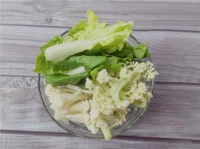 将白菜和花菜拆洗干净。