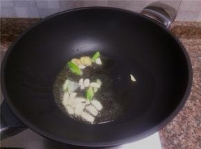 放入猪油，直至完全融化，放入大蒜、生姜和葱头翻炒5秒。