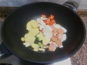 放入配菜翻炒10秒。