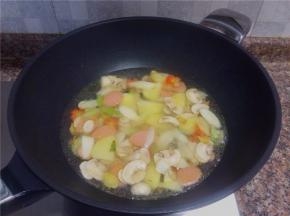 倒入两大碗清水煮开。