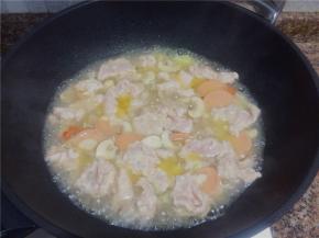 用筷子将瘦肉一片一片夹入锅中，然后煮开。