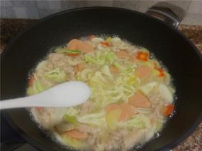 放入适量食盐调味。