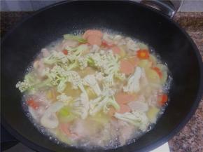 放入花菜煮约1分钟。