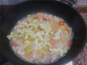 放入花菜煮约1分钟。