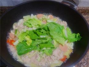 放入白菜煮约1分钟即可关火。