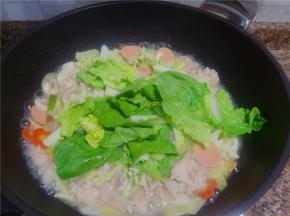 放入白菜煮约1分钟即可关火。