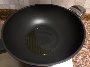 热锅倒油烧至六成热。