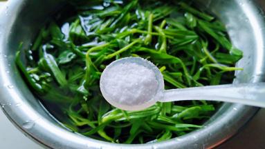 深盆中放入清水，面条菜盐2克进行寝泡清洗一下。