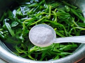 深盆中放入清水，面条菜盐2克进行寝泡清洗一下。