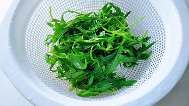 捞出沥干水分。