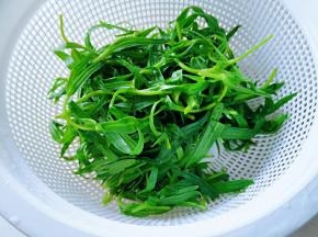 捞出沥干水分。