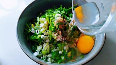 食材放入深碗中，打入鸡蛋，五香粉，盐，清水小半杯。