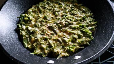 平底锅倒油放入面糊用小火煎。