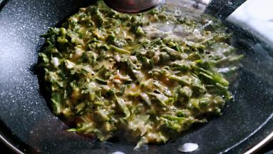 盖上锅盖，保持水分