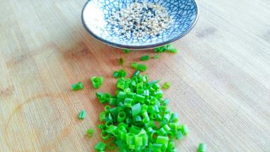 小葱切碎，芝麻。