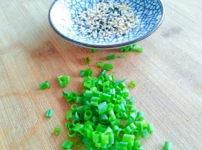 小葱切碎，芝麻。