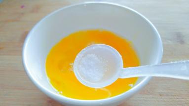 鸡蛋打入碗中，放入1克盐打散。