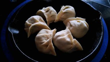 煎锅中刷一层油，摆放饺子。